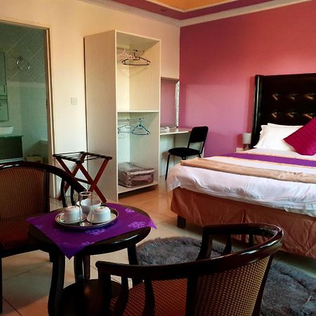 Mathlyn Guest House Francistown Bagian luar foto