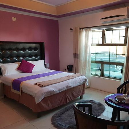 Mathlyn Guest House Francistown Bagian luar foto