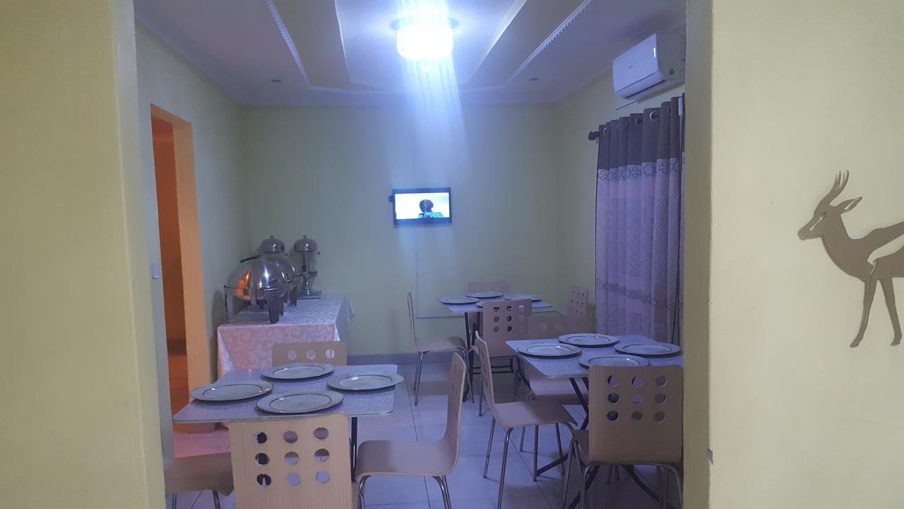 Mathlyn Guest House Francistown Bagian luar foto