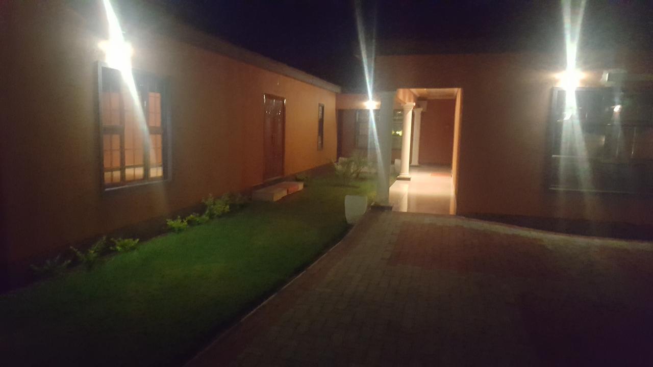 Mathlyn Guest House Francistown Bagian luar foto