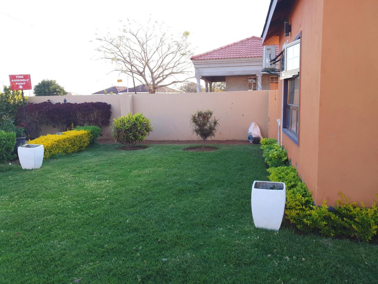 Mathlyn Guest House Francistown Bagian luar foto