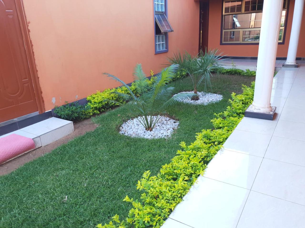 Mathlyn Guest House Francistown Bagian luar foto