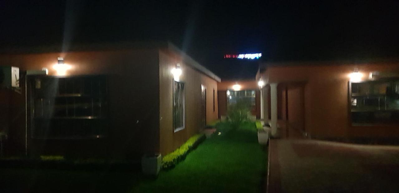 Mathlyn Guest House Francistown Bagian luar foto
