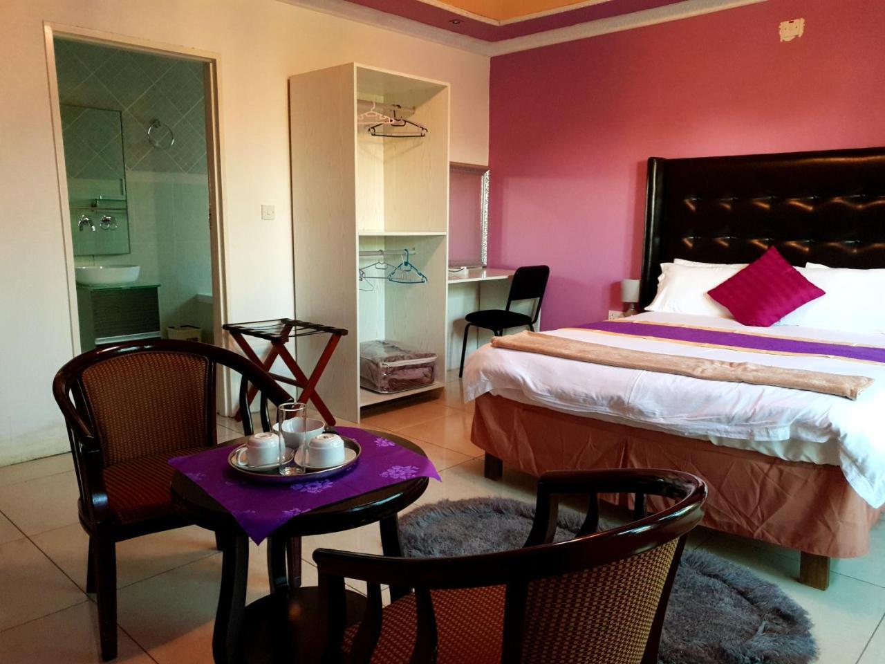 Mathlyn Guest House Francistown Bagian luar foto