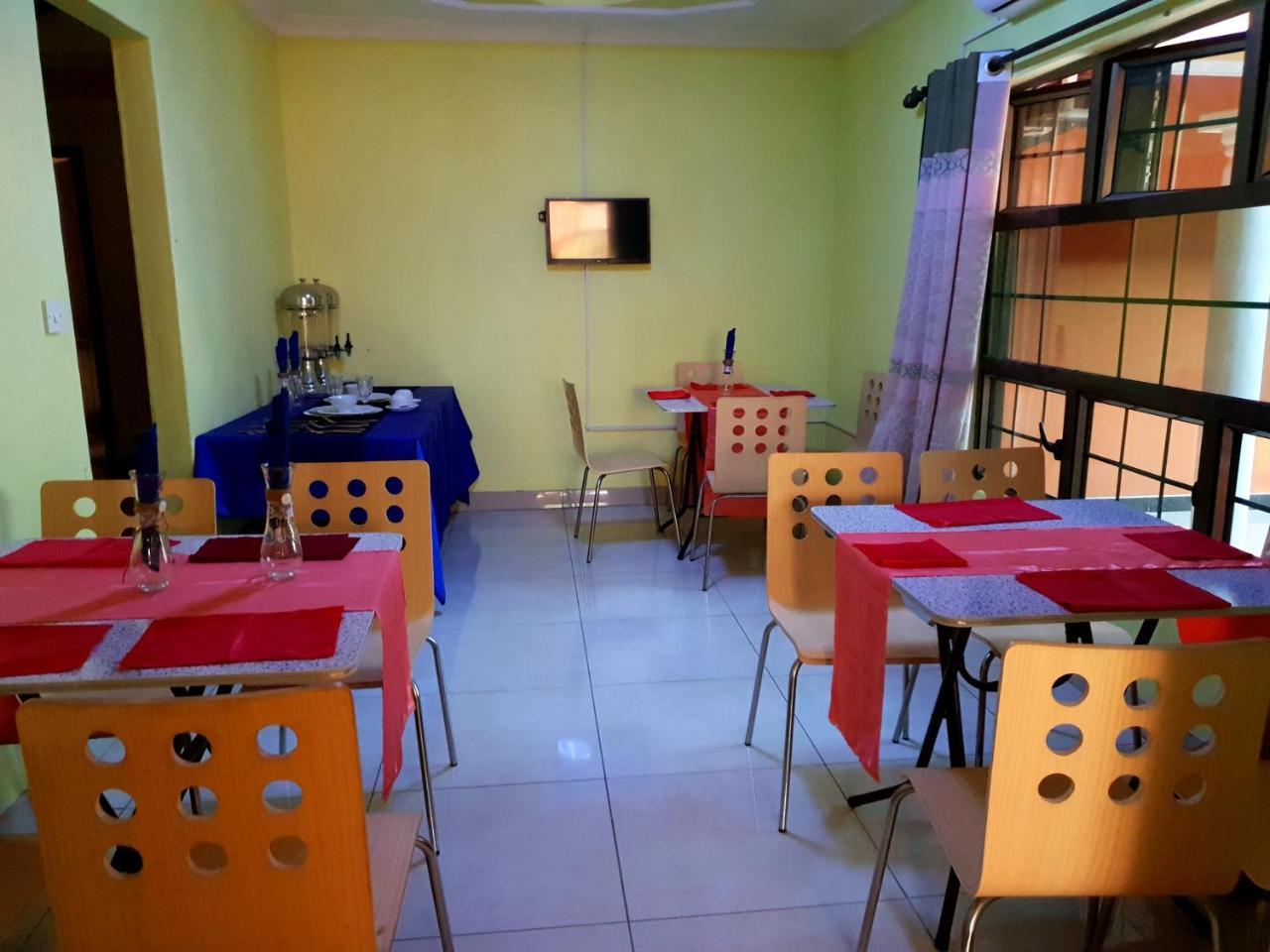 Mathlyn Guest House Francistown Bagian luar foto
