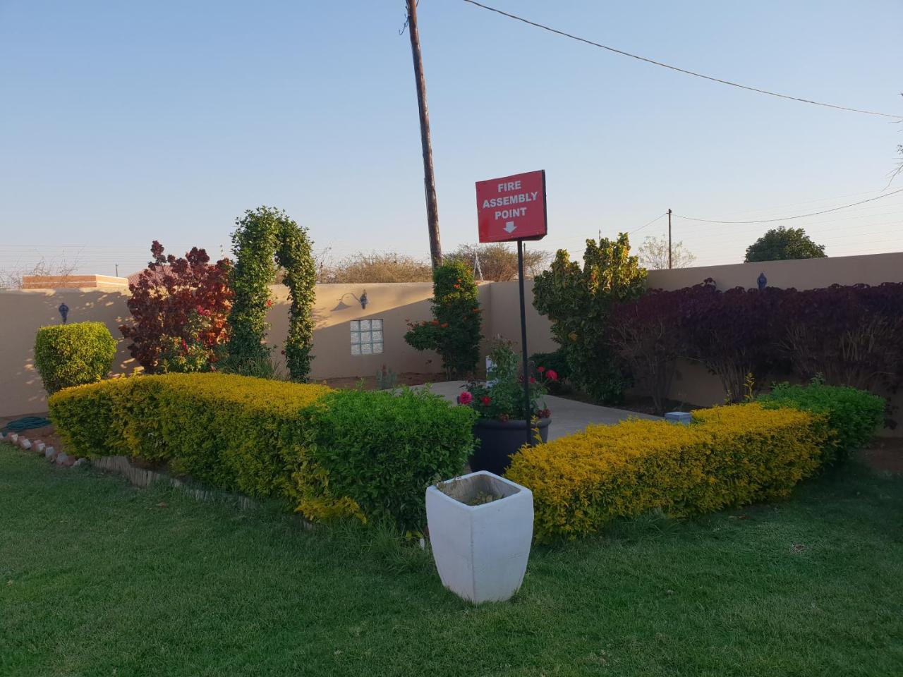 Mathlyn Guest House Francistown Bagian luar foto